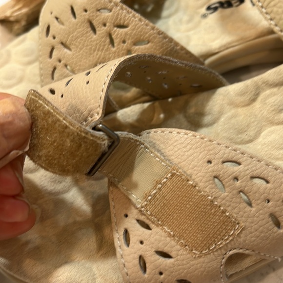 Cobbie Cuddlers  Comfort Velcro cream colored sandals size 9 - Picture 7 of 16